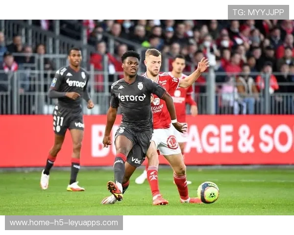 法甲豪门投资策略趋于理性兼顾竞技与财务表现,法甲豪门宣布全队停薪 法甲豪门投资策略趋于理性兼顾竞技与财务表现,法甲豪门宣布全队停薪